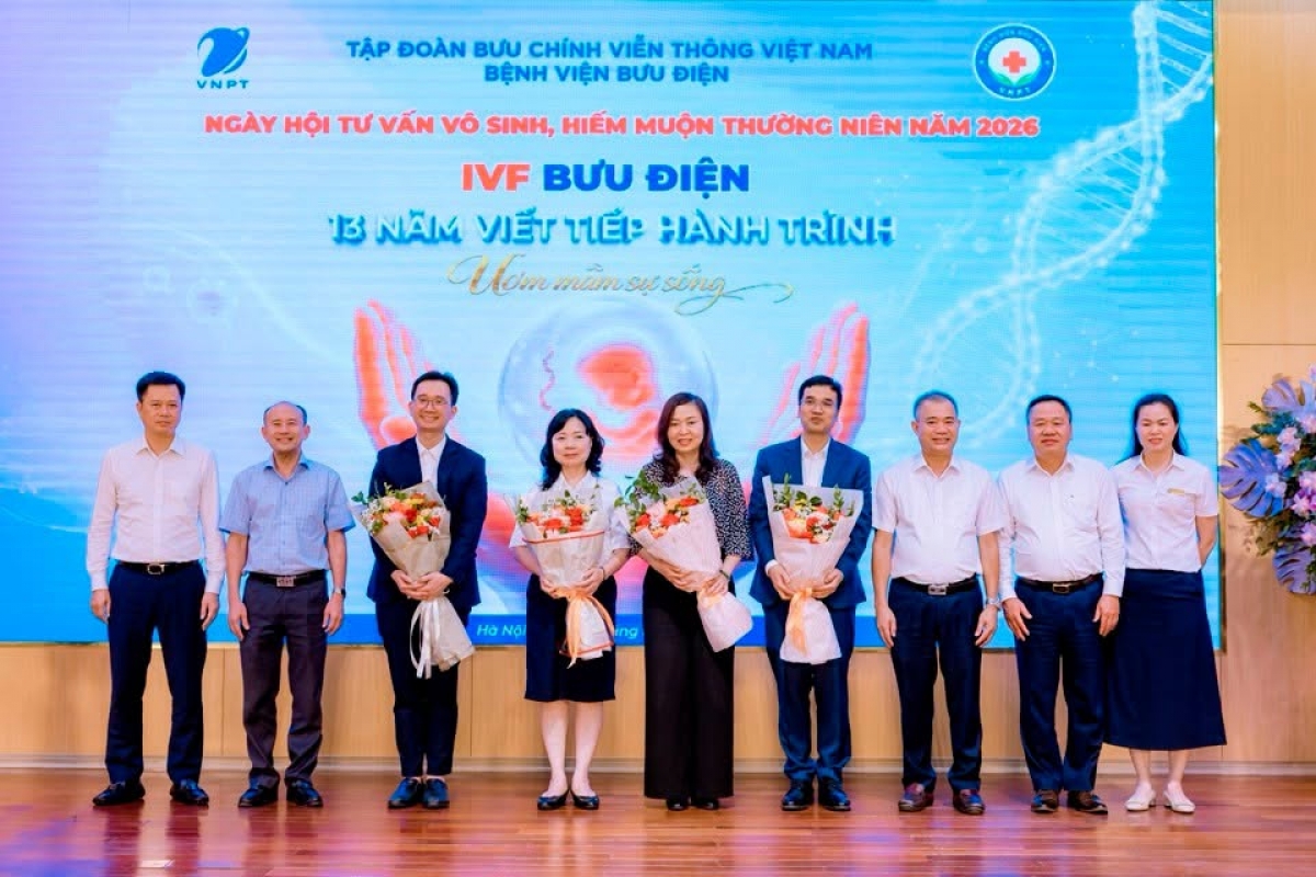 Lãnh đạo Bệnh viện tặng hoa cho các thầy thuốc có nhiều đóng góp tại Ngày hội tư vấn vô sinh, hiếm muộn thường niên 2026