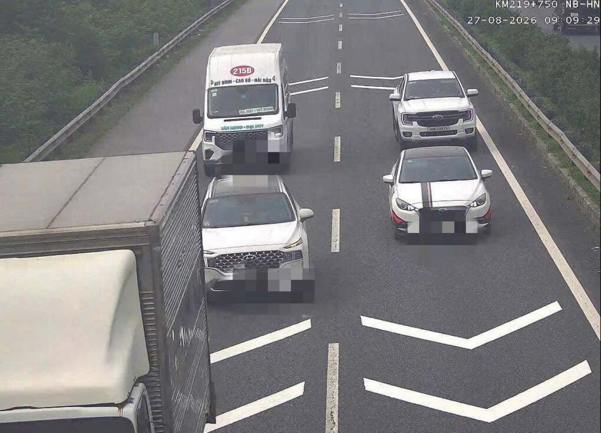 Các xe bám sát nhau trên cao tốc Pháp Vân - Nghi Sơn vào ngày 27/8. Ảnh: Cục CSGT