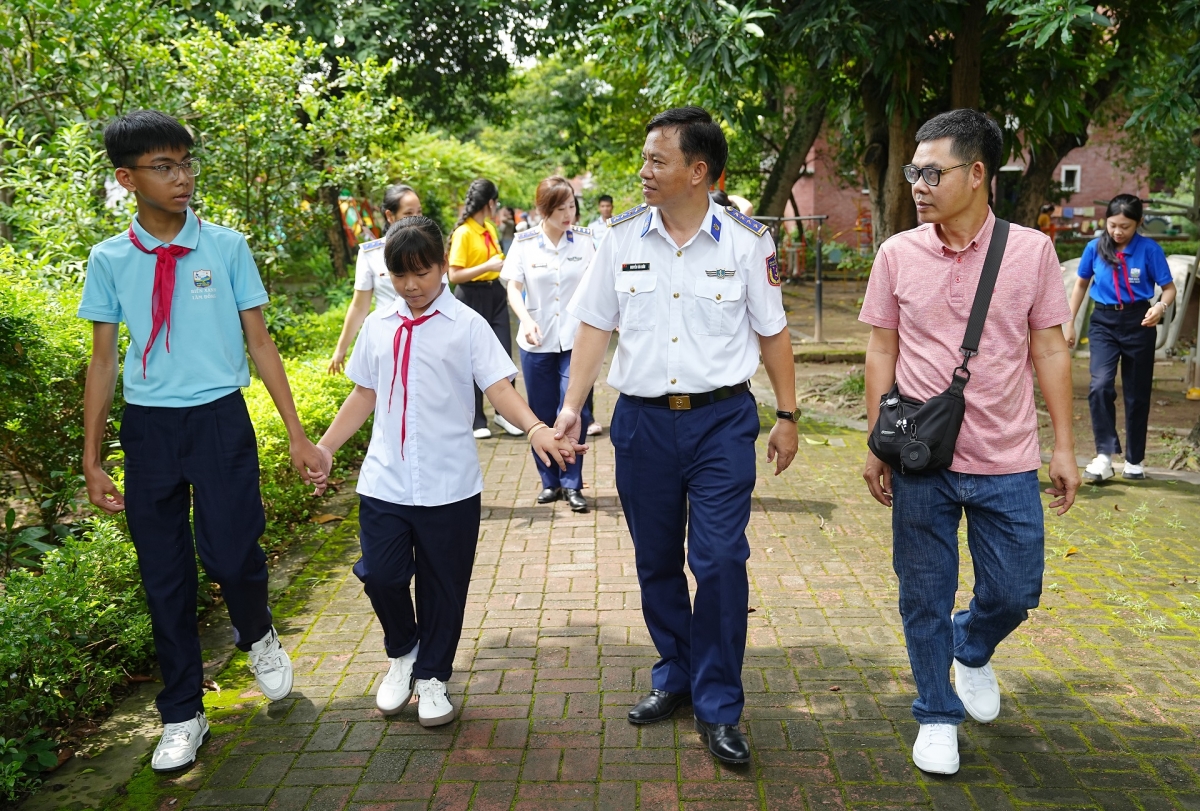 Đoàn đại biểu thăm nơi học tập, sinh hoạt của trẻ em có hoàn cảnh khó khăn tại Làng Trẻ em SOS Hà Nội