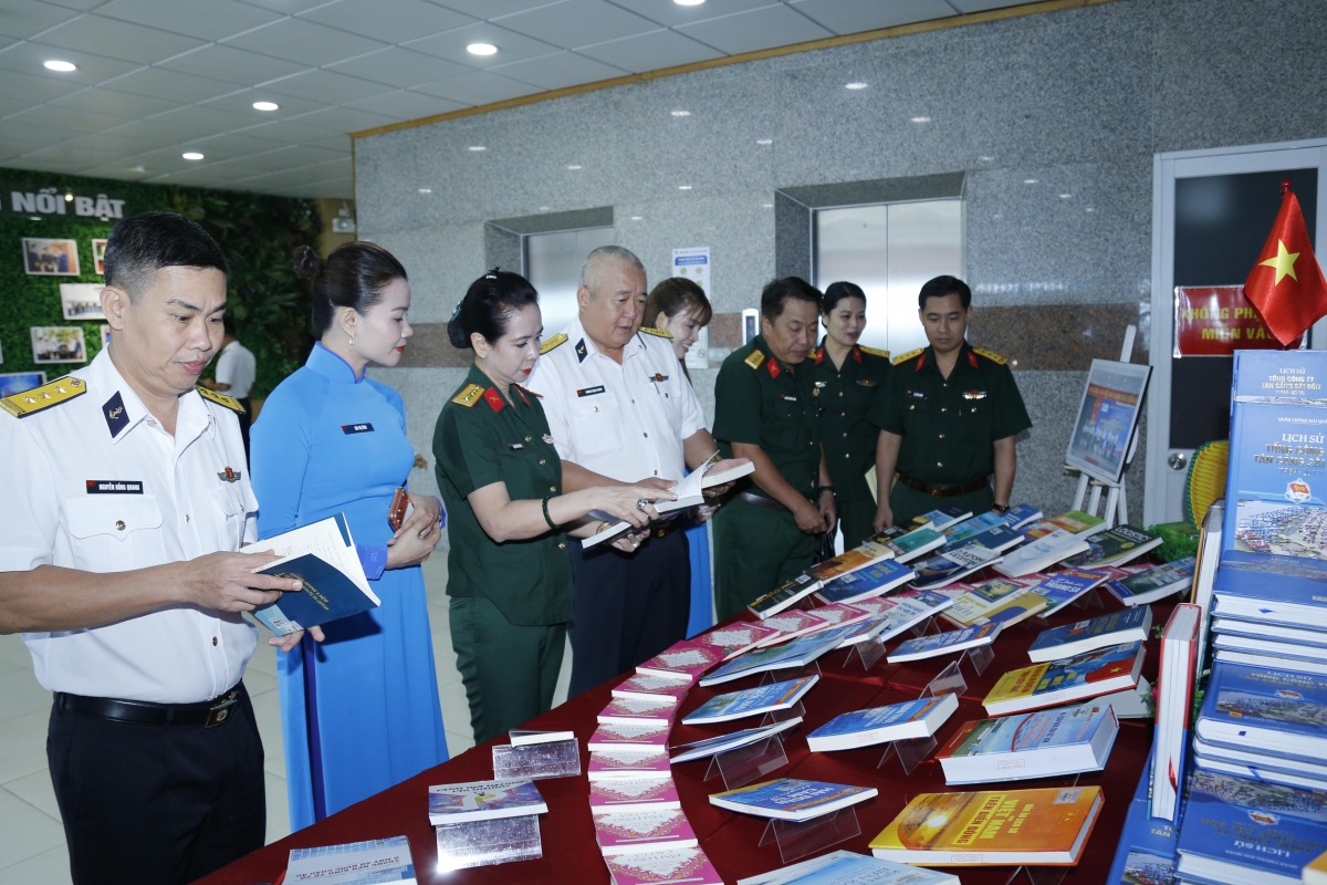 Lãnh đạo Thư viện Quân đội giới thiệu sách với các đại biểu