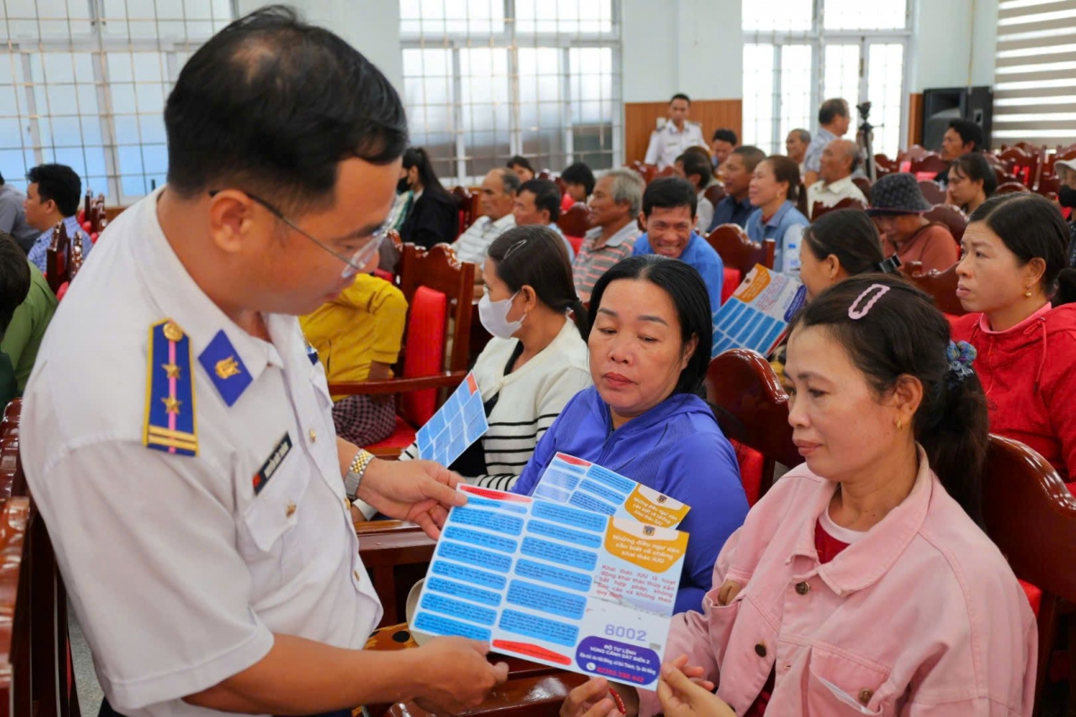 Phát tờ rơi, tuyên truyền cho ngư dân