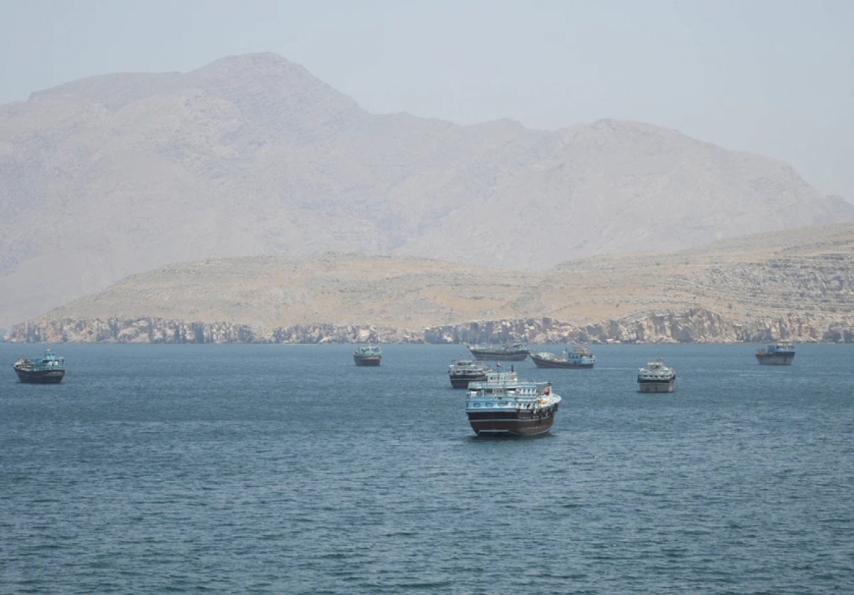 Các tàu trên eo biển Hormuz. Ảnh: Reuters