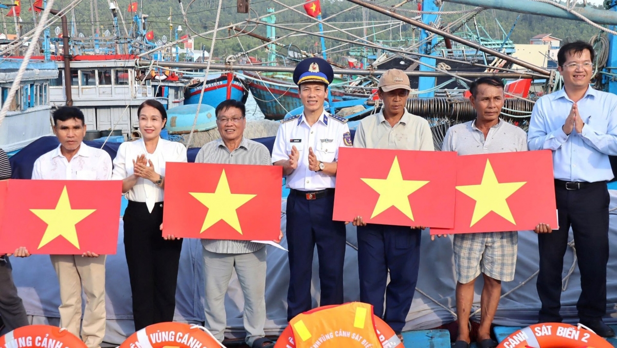 Cảnh sát biển tặng cờ Tổ quốc cho ngư dân Lý Sơn