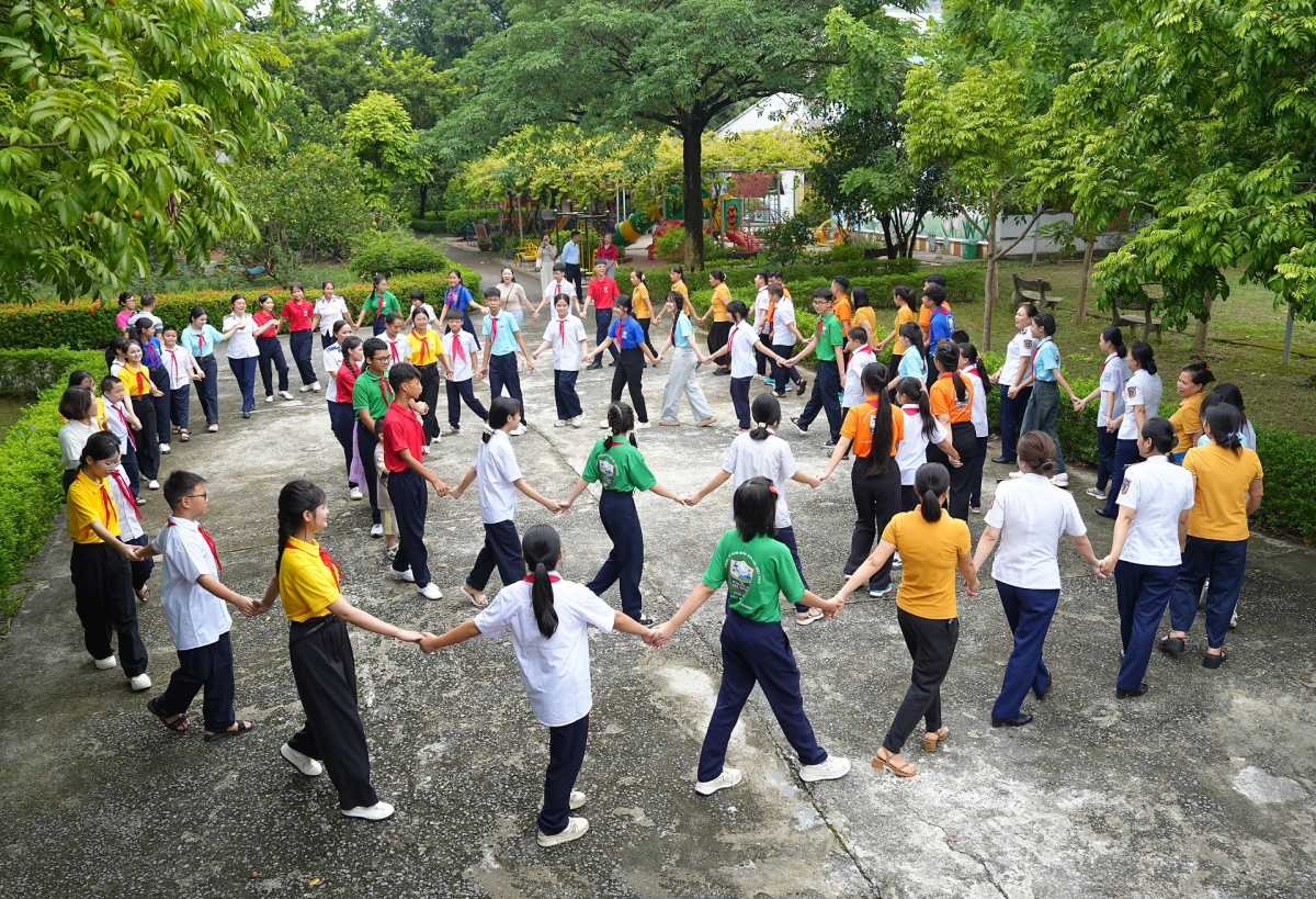 Các đội thi cùng vui chơi và hát vang bài “Nối vòng tay lớn” với trẻ em có hoàn cảnh khó khăn tại Làng Trẻ em SOS Hà Nội