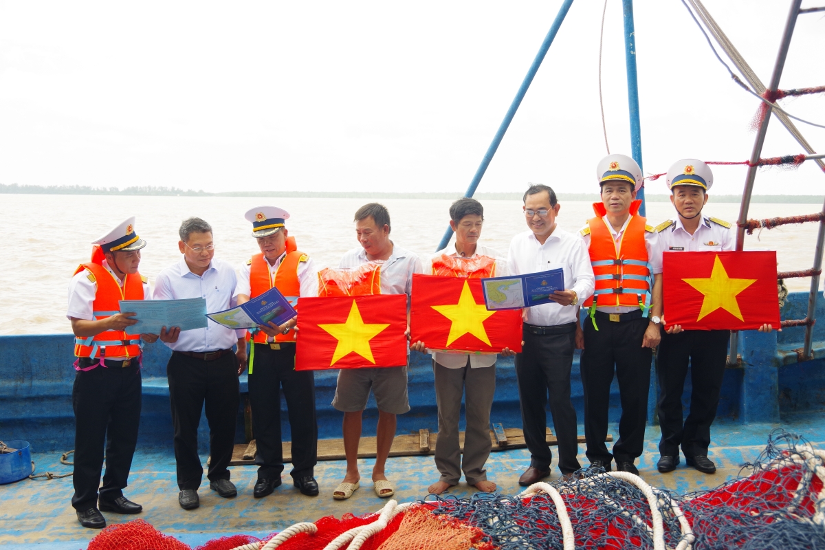 Vận động bà con đánh bắt thủy, hải sản theo qui đinh IUU