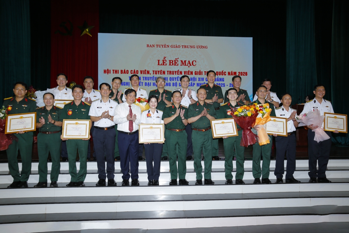 Ban tổ chức và Thủ trưởng Tổng cục Chính trị QĐND Việt Nam chụp hình chung với đoàn thi báo cáo viên, tuyên truyền viên của Quân ủy Trung ương
