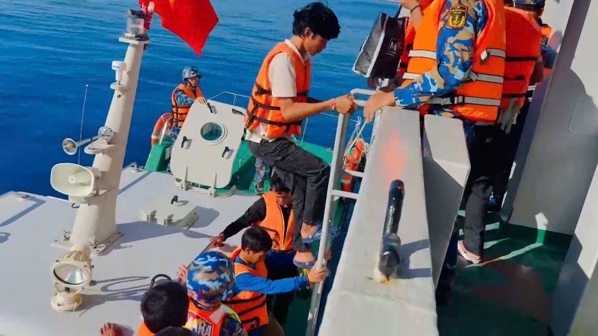 Cán bộ, chiến sĩ Tàu 905, Lữ đoàn 955 hỗ trợ các ngư dân lên tàu để đưa từ đảo Đá Tây về đất liền