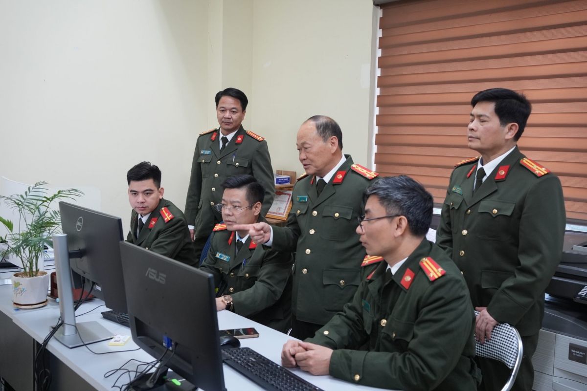 Đại tá Vì Quyền Chứ, Phó Giám đốc, Thủ trưởng Cơ quan ANĐT Công an tỉnh Sơn La (ở giữa) chỉ đạo việc rà soát, nắm bắt thông tin trên không gian mạng