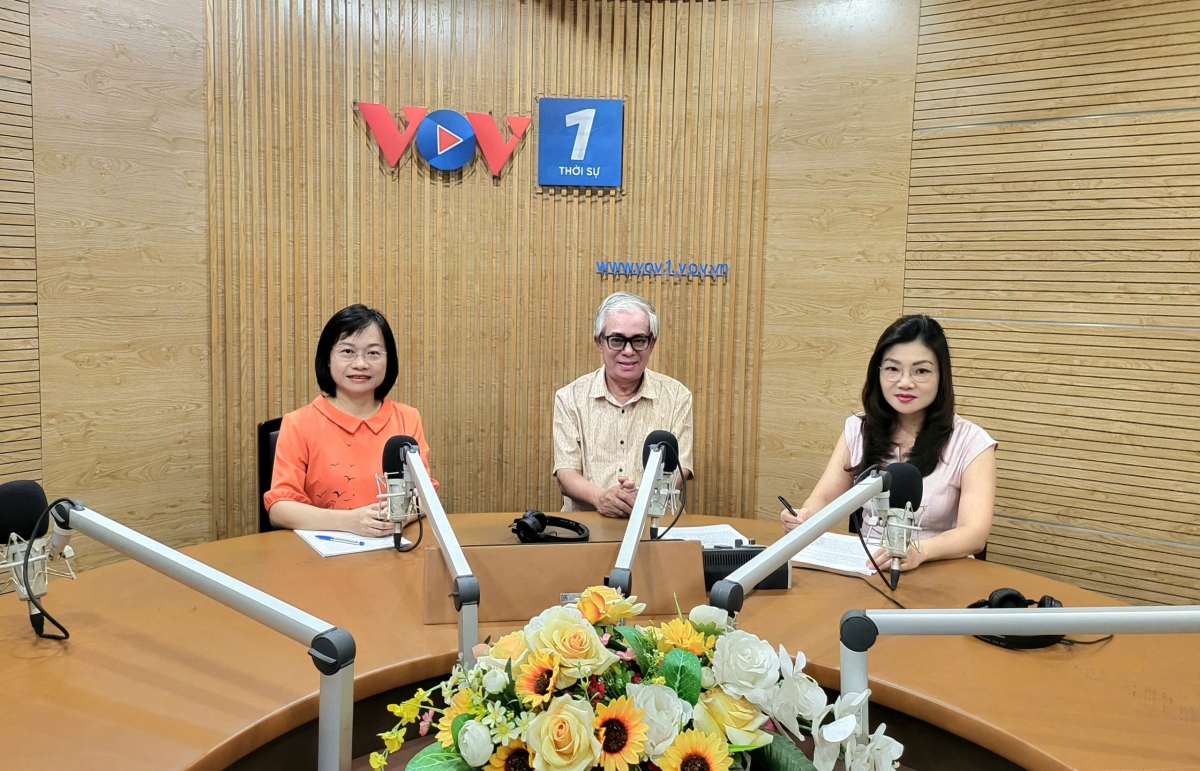 Ảnh (từ trái qua phải): PGS.TS Phạm Thị Hồng Điệp, Phó Trưởng khoa Kinh tế Chính trị, Trường Đại học Kinh tế, Đại học Quốc gia Hà Nội; Đại sứ Phạm Quang Vinh, nguyên Thứ trưởng Bộ Ngoại giao; BTV Nguyên Long