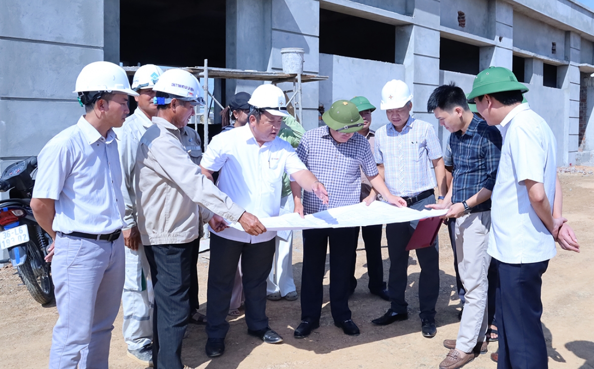 Lãnh đạo Sở Công Thương kiểm tra và nghe báo cáo tiến độ Dự án Trạm biến áp 220kV Sầm Sơn: Đối với 12 khoảng néo chưa bàn giao mặt bằng, các địa phương được đề nghị đẩy nhanh các thủ tục phê duyệt PABT, tổ chức chi trả và vận động người dân bàn giao mặt bằng theo các mốc thời gian cụ thể từ ngày 20/8/2026.