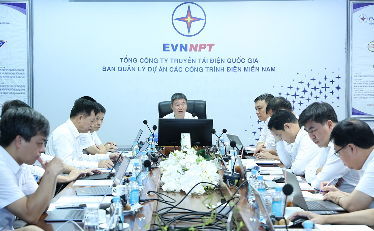 Quyền Tổng giám đốc EVNNPT Hoàng Xuân Khôi chủ trì uộc họp rà soát tiến độ các dự án có khả năng đóng điện trong năm 2026 với SPMB ngày 7/8/2026 tại TP.HCM. Ảnh EVNNPT.