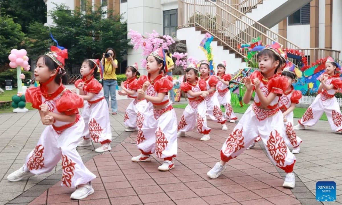 Các em nhỏ nhảy múa tại một trường mẫu giáo ở Vũ Hán, tỉnh Hồ Bắc, miền Trung Trung Quốc, ngày 29/5/2026. Ảnh: Tân Hoa xã
