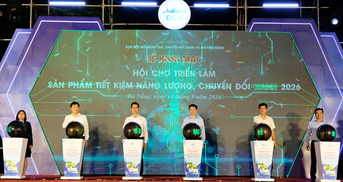 Các đại biểu thực hiện nghi thức khai mạc Hội chợ triển lãm sản phẩm tiết kiệm năng lượng và chuyển đổi xanh năm 2026.
