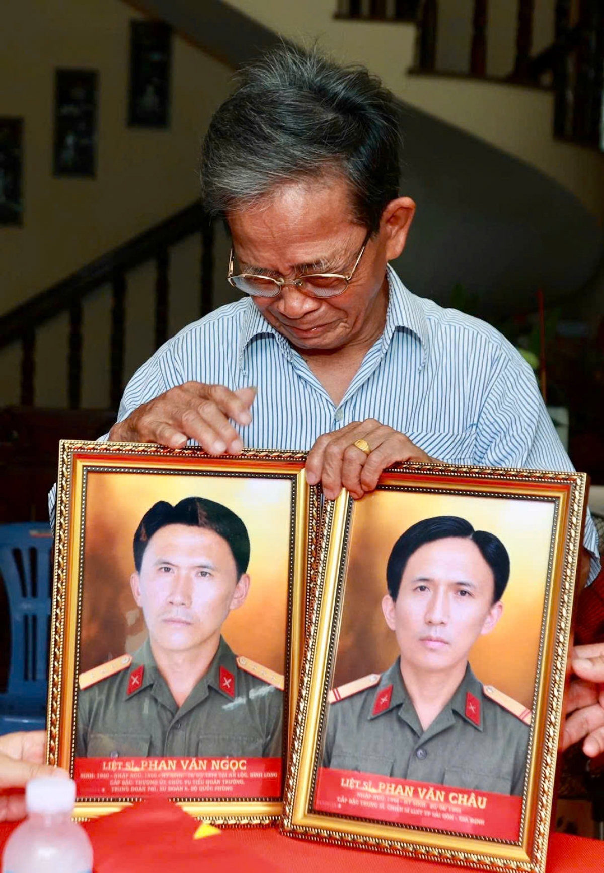 Khoảnh khắc những tấm di ảnh được mở ra, giọt nước mắt của ông Tư đã lặng lẽ rơi. (Ảnh: BTL TP.HCM)