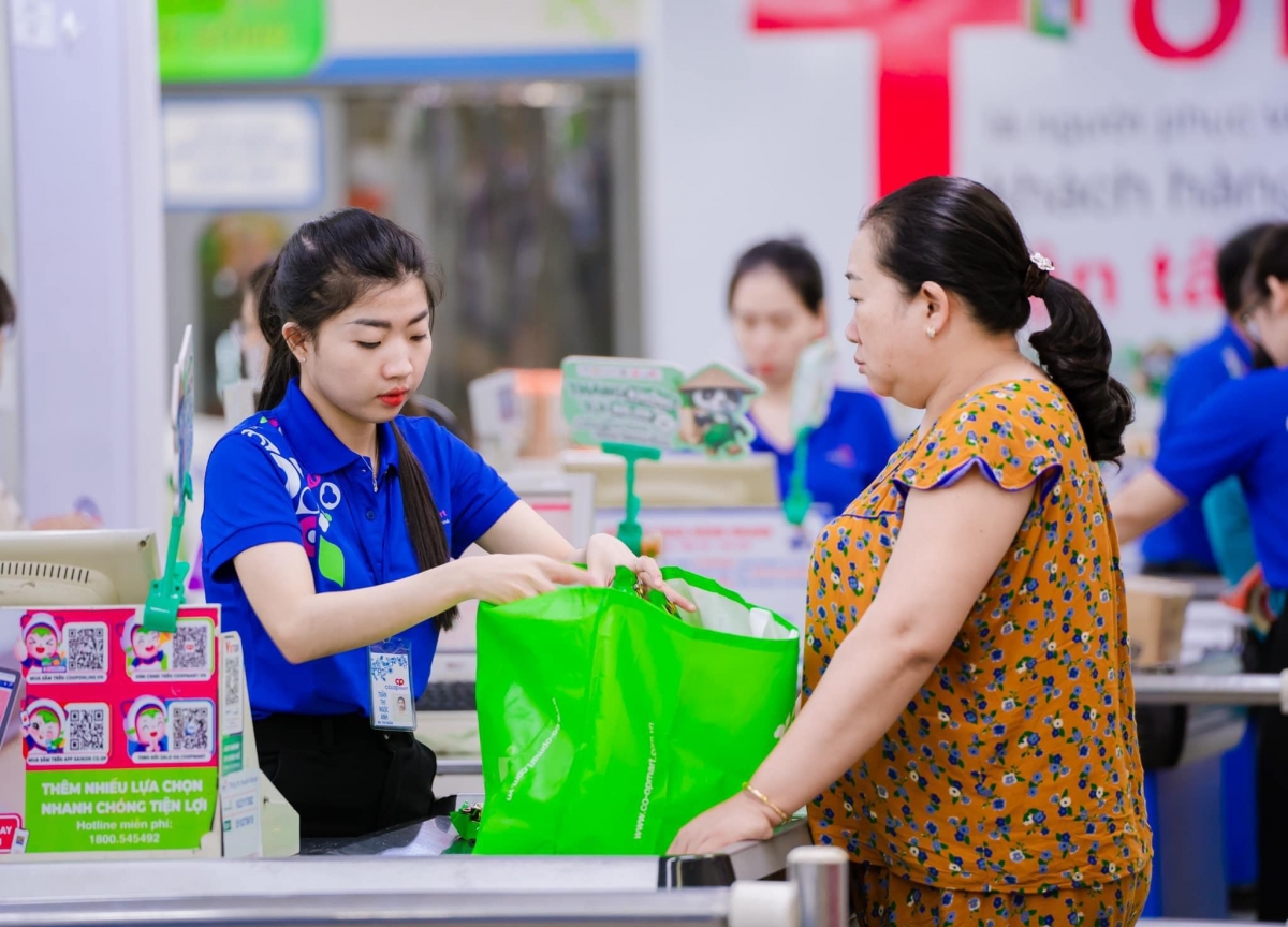 Khách hàng sử dụng túi môi trường khi mua sắm