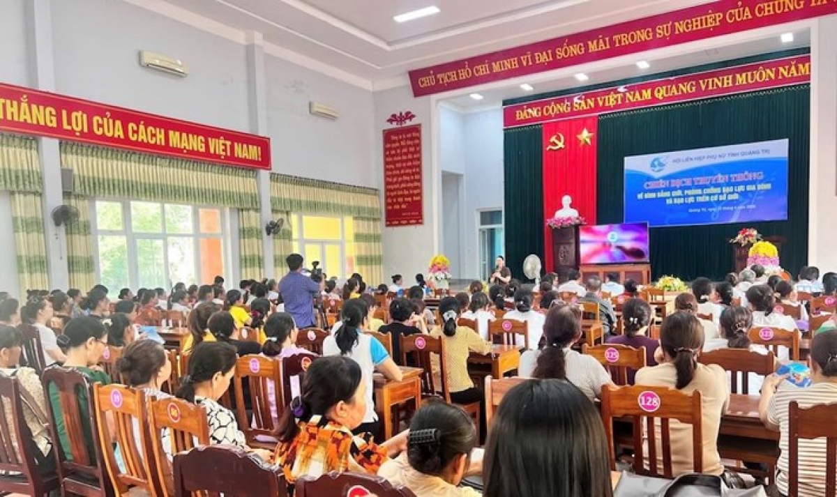 Hội LHPN tỉnh Quảng Trị tổ chức chiến dịch truyền thông về bình đẳng giới, phòng chống bạo lực gia đình và bạo lực trên cơ sở giới ở xã Diên Sanh. Ảnh: Hội LHPN Quảng Trị