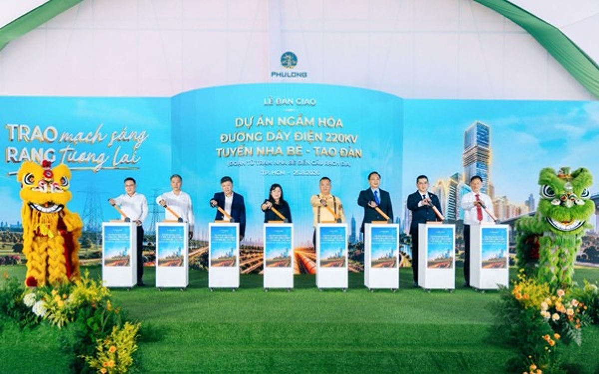 Các đại biểu thực hiện nghi thức bàn giao, đưa vào vận hành công trình ngầm hóa đường dây điện 220kV Nhà Bè – Tao Đàn, đoạn từ trạm Nhà Bè đến cầu Rạch Đỉa