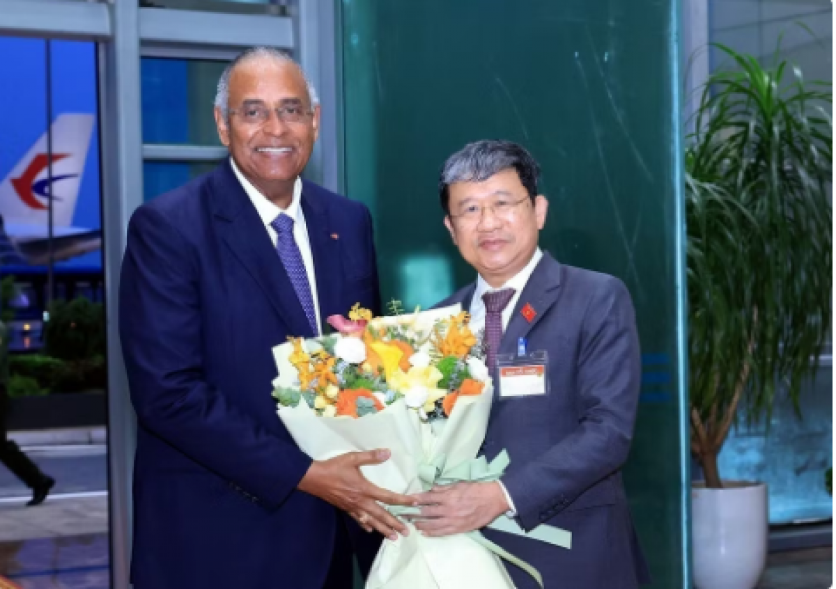 Phó Chủ nhiệm Thường trực Ủy ban Quốc phòng, An ninh và Đối ngoại của Quốc hội Vũ Hải Hà đón Chủ tịch Quốc hội Côte d’Ivoire Patrick Achi tại sân bay quốc tế Nội Bài. Ảnh: TTXVN