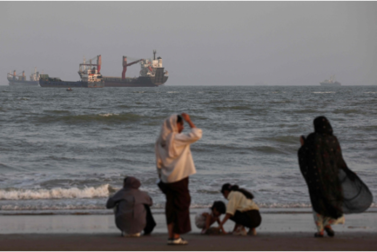 Người dân thành phố Bandar Abbas, Iran đứng nhìn tàu bè qua eo biển Hormuz (Ảnh: Reuters)