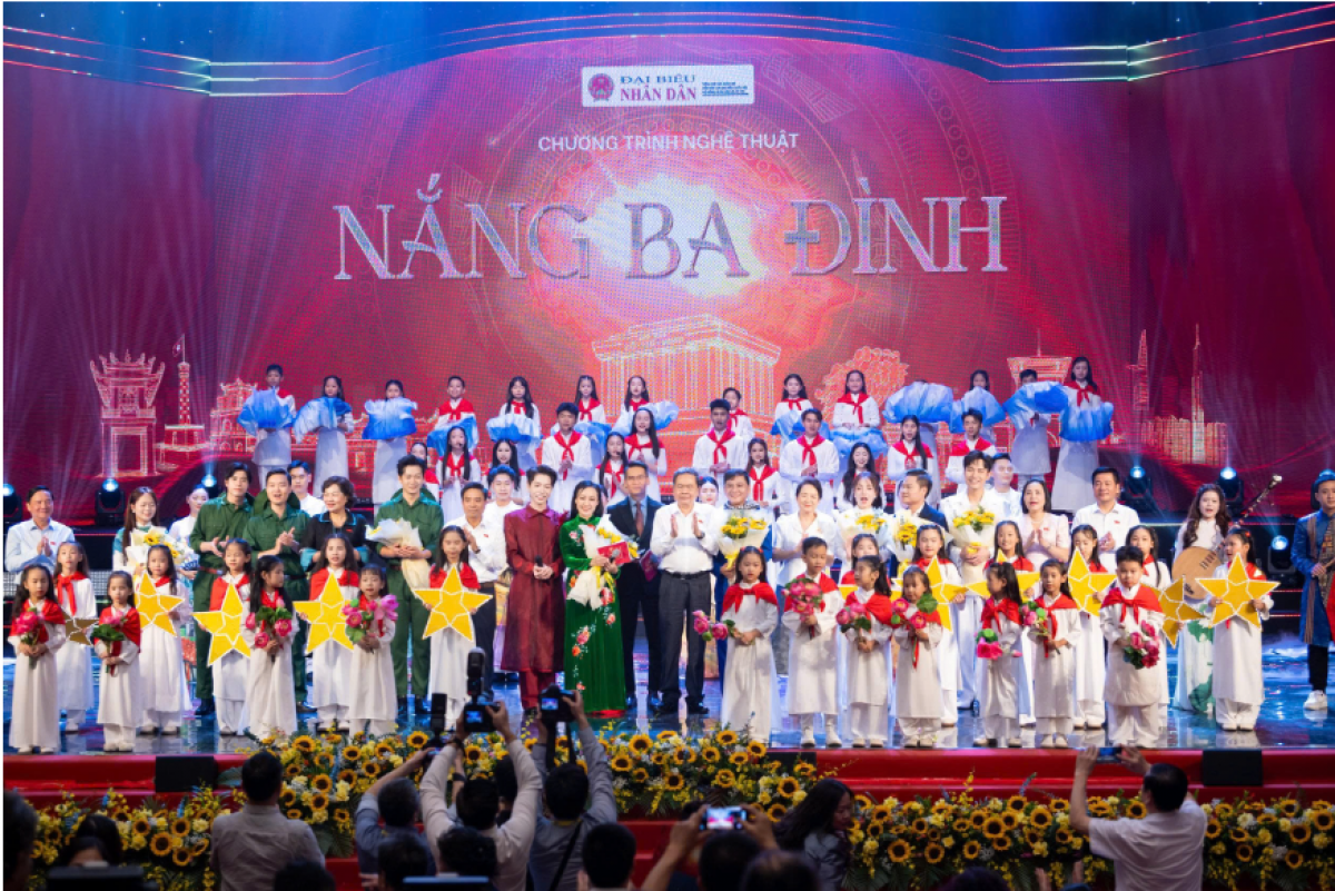 Chủ tịch Quốc hội Trần Thanh Mẫn và Phu nhân Nguyễn Thị Thanh Nga và các đồng chí lãnh đạo Quốc hội chụp ảnh lưu niệm chúc mừng thành công của Chương trình
 