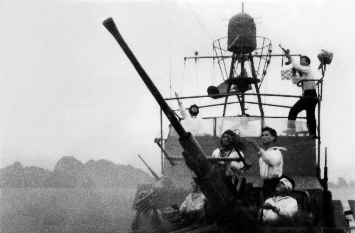 Tàu HQ chiến đấu đánh máy bay Mỹ tại Hòn Gai - Quảng Ninh ngày 5/8/1964. Ảnh tư liệu