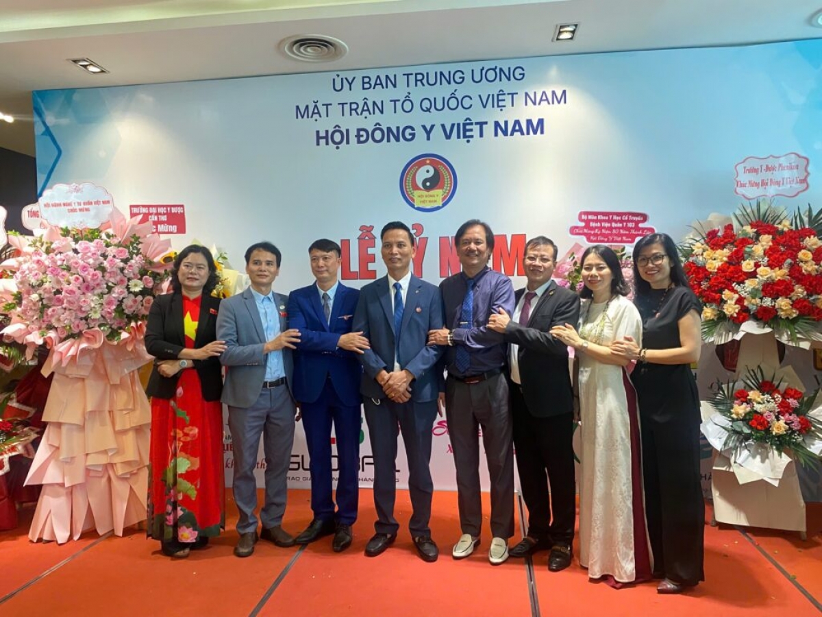 Tập thể Câu lạc bộ doanh nghiệp hành nghề y tư nhân Hà nội chụp lưu niệm tại buổi lễ.