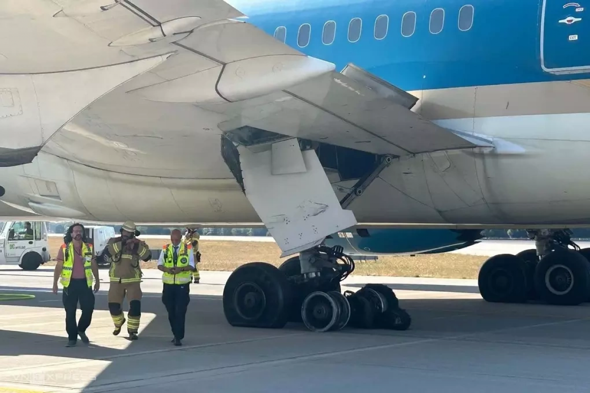 Phần lốp sau của máy bay Boeing 787-9 bị hư hỏng nặng sau khi tiếp đất.