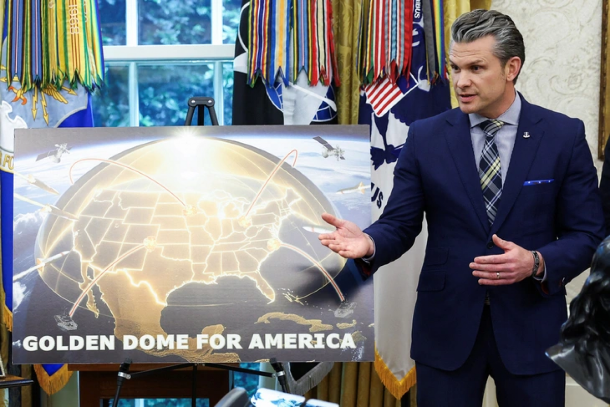 Bộ trưởng Quốc phòng Mỹ Pete Hegseth phát biểu khi ông cùng Tổng thống Mỹ Donald Trump đưa ra thông báo về lá chắn phòng thủ tên lửa Vòm Vàng (Golden Dome). Ảnh: REUTERS