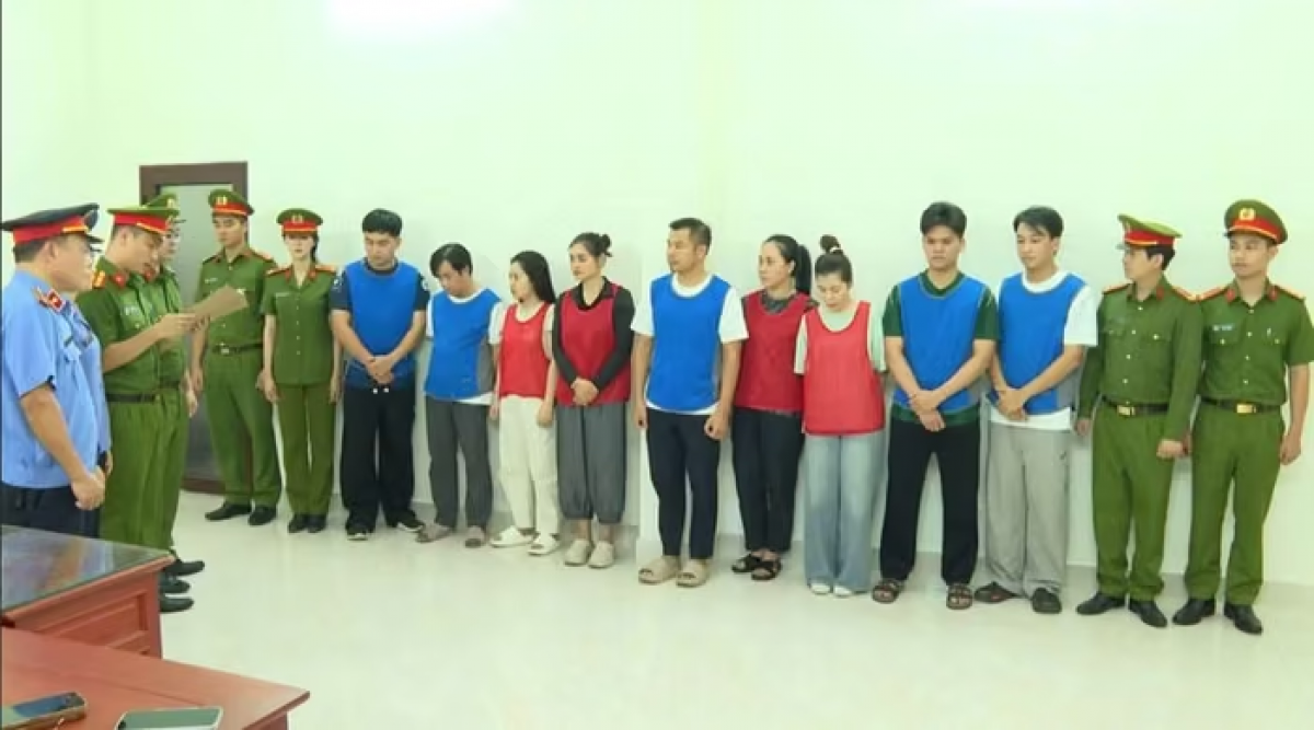 Cơ quan Cảnh sát điều tra Công an tỉnh Thanh Hóa thi hành lệnh khởi tố vụ án, khởi tố các bị can. Ảnh: Công an Thanh Hóa