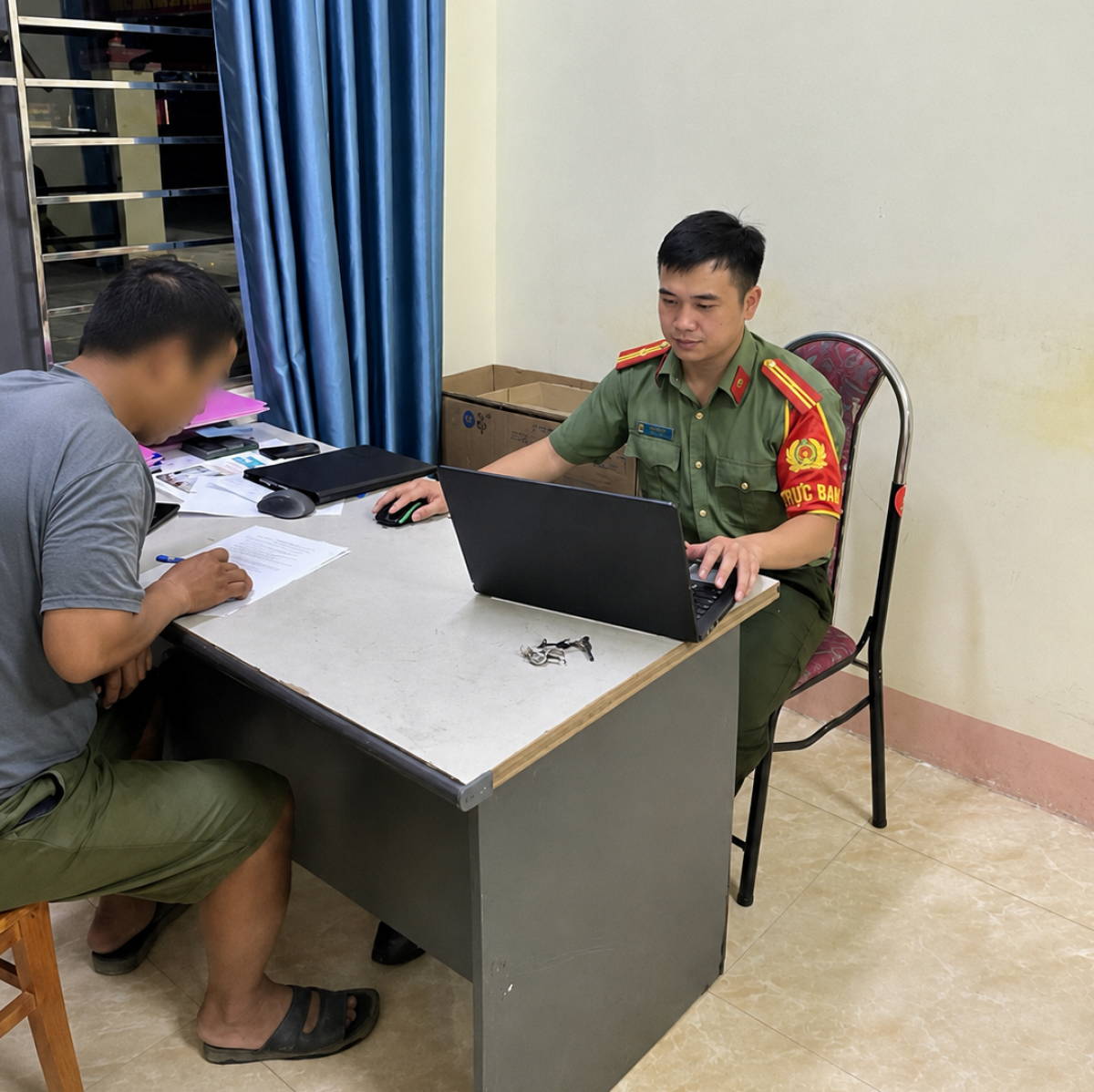 Công an xã Thượng Bằng La làm việc với người vi phạm tại trụ sở.