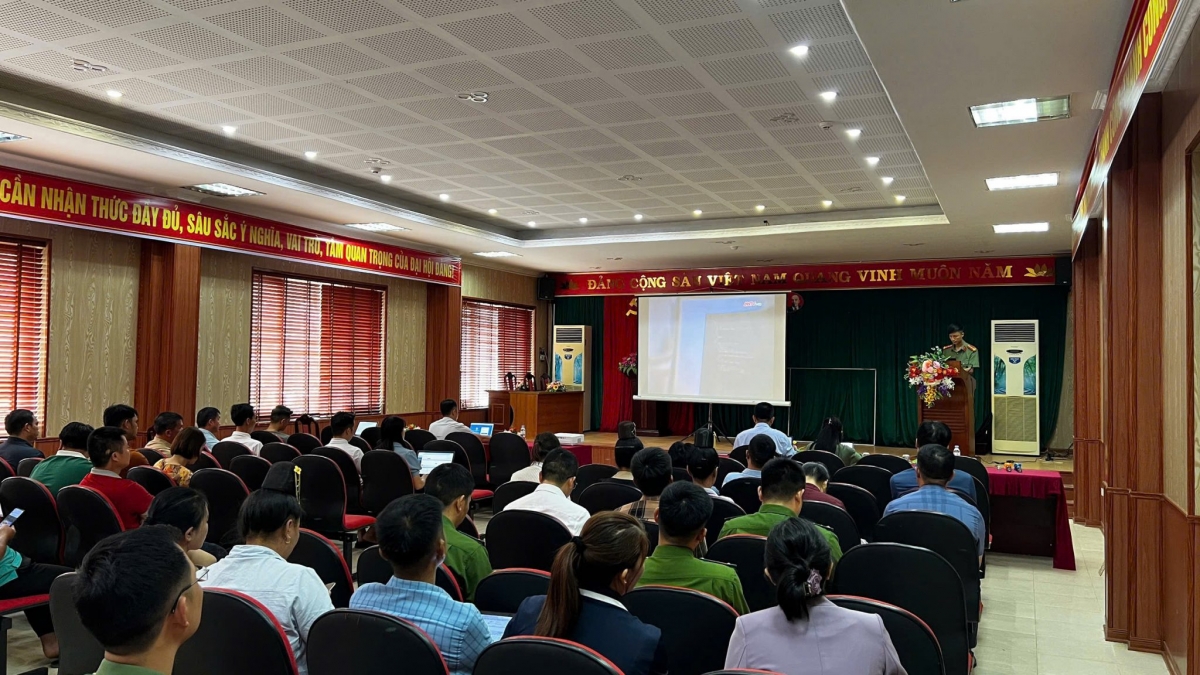 CBCS Phòng An ninh mạng và PCTP sử dụng CNC Công an tỉnh Sơn La tuyên truyền tại các đơn vị trên địa bàn