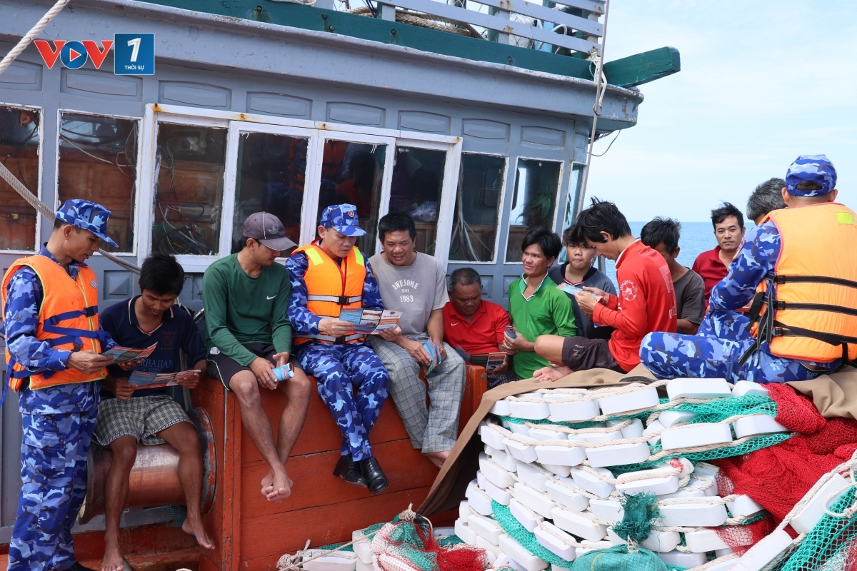 CBCS Cảnh sát biển tuyên truyền pháp luật cho ngư dân