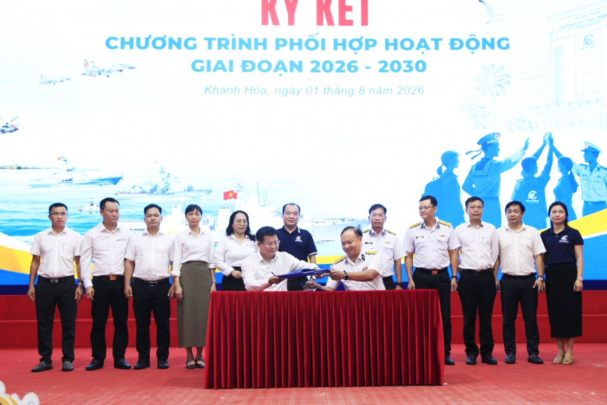 Thượng tá Trần Văn Vương, Lữ đoàn trưởng và Phó giáo sư, Tiến sĩ Đinh Văn Châu ký kết phối hợp hoạt động