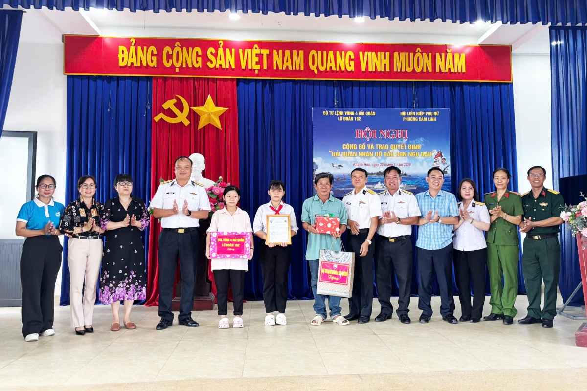 Trao quyết định “Hải quân nhận đỡ đầu con ngư dân” cho cháu Nguyễn Thị Hồng Vân