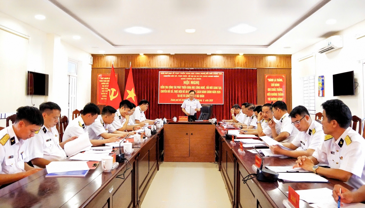 Chuẩn Đô đốc Nguyễn Thiên Quân, Phó tham mưu trưởng Hải quân phát biểu kết luận tại Hội nghị.