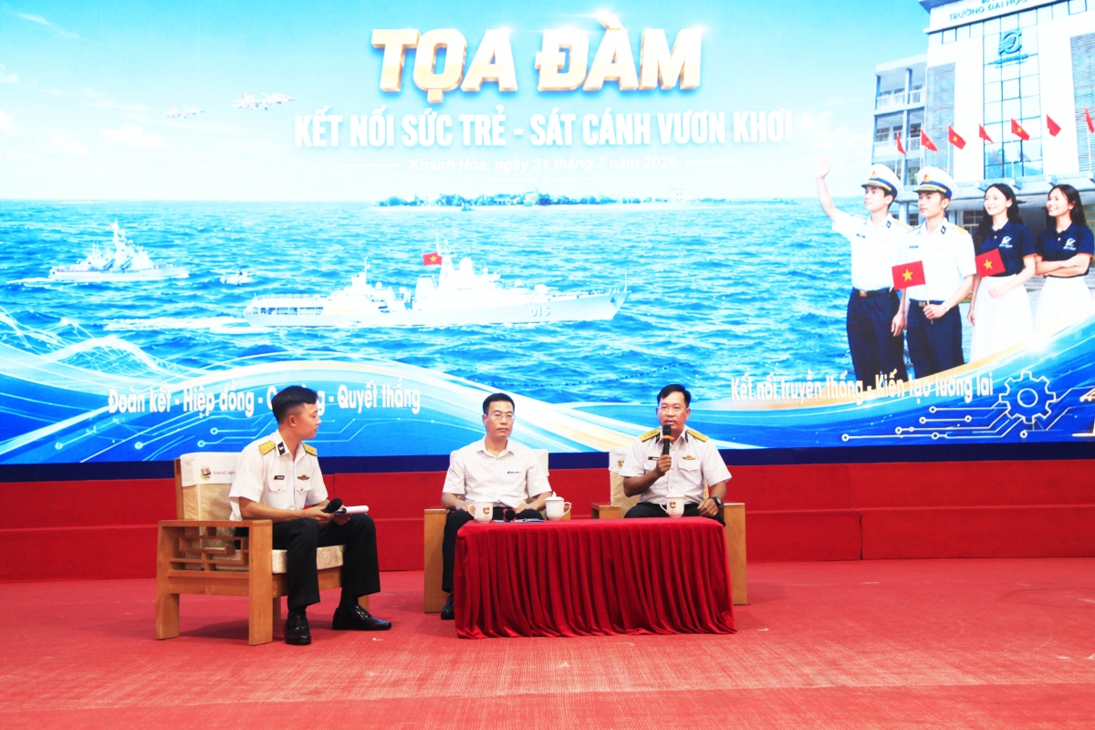 Đại tá Mai Văn Doanh, Bí thư Đảng ủy, Chính ủy Lữ đoàn 162 và Phó giáo sư, Tiến sĩ Nguyễn Lê Cường, Phó Hiệu trưởng Trường Đại học Điện lực tọa đàm