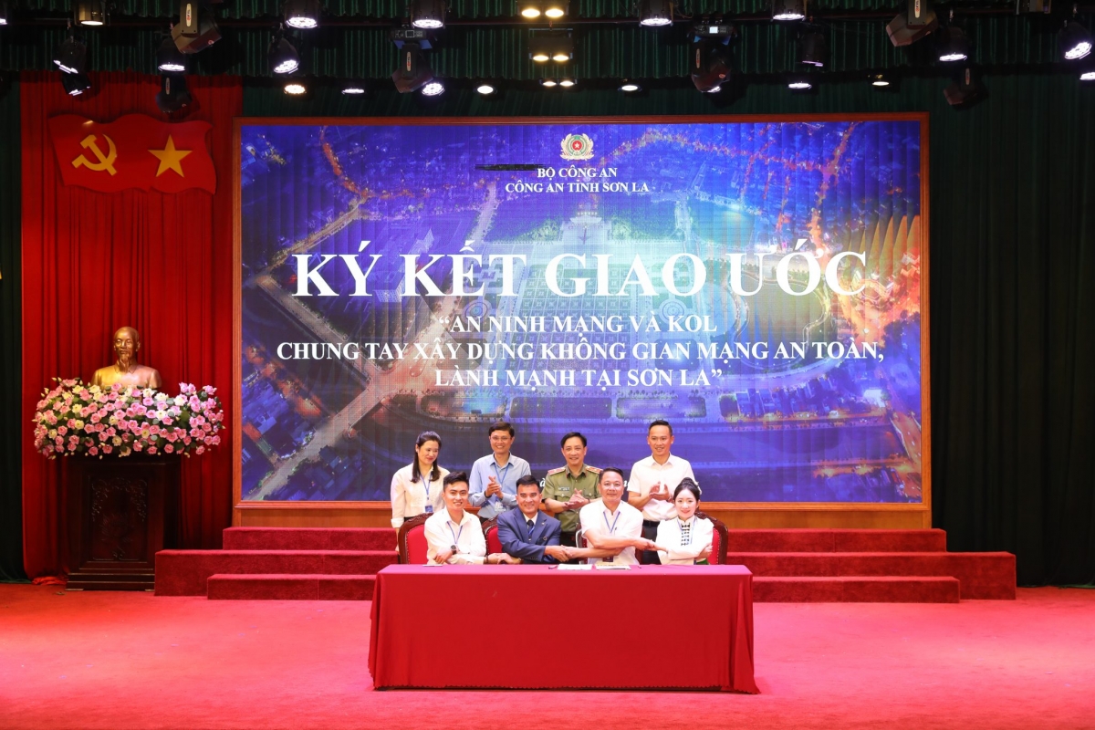 Công an tỉnh Sơn La ký kết giao ước tuân thủ pháp luật và quy tắc ứng xử trên không gian mạng với quản trị viên, KOL