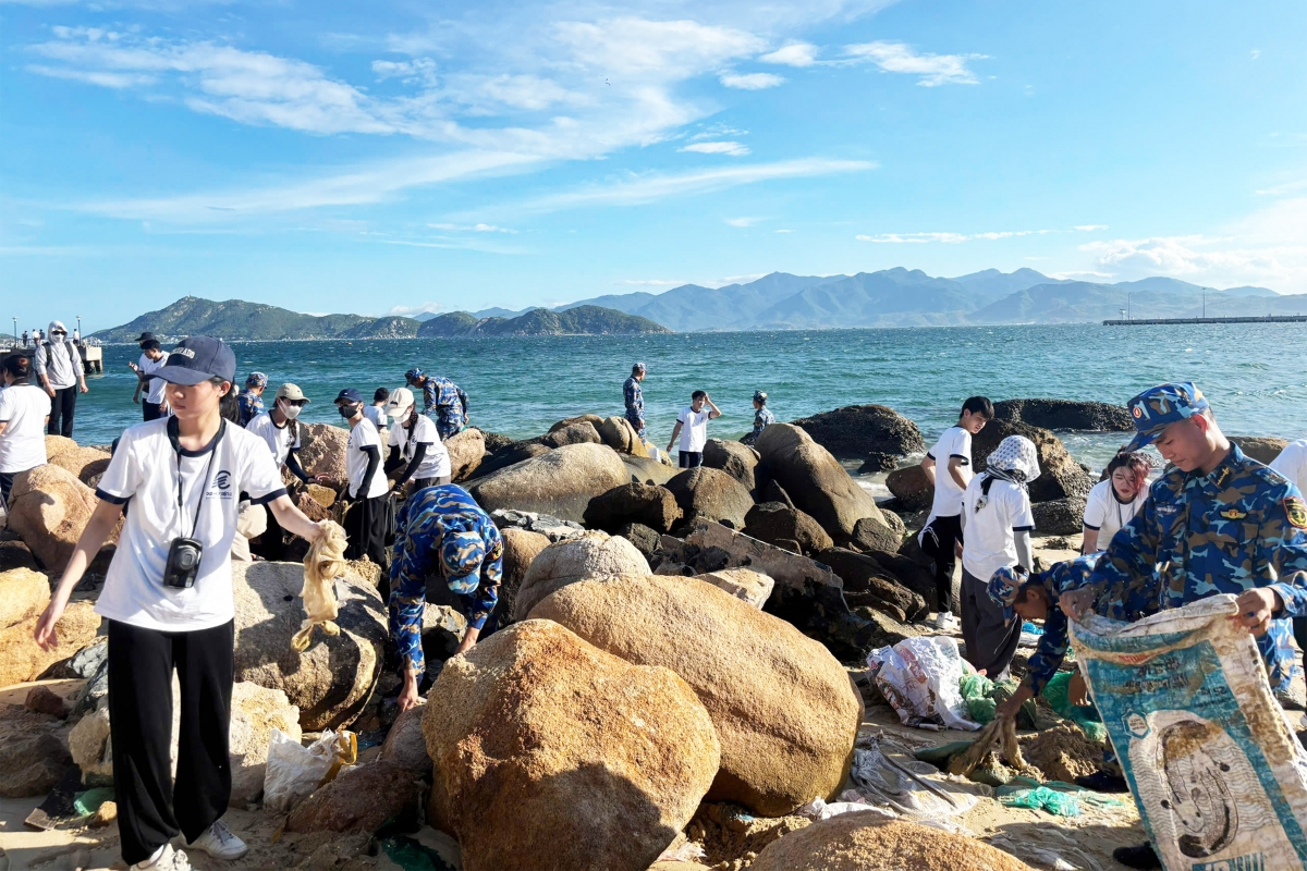 Chung tay làm sạch biển