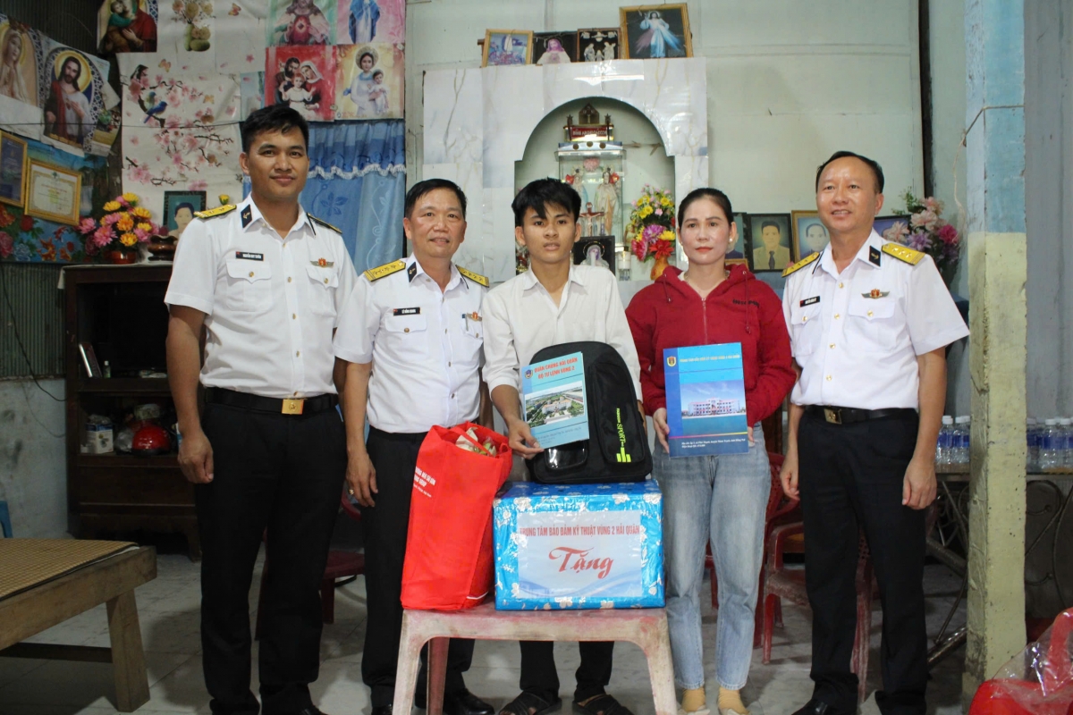 Đoàn công tác đến thăm và tặng quà cho các em con ngư dân có hoàn cảnh khó khăn