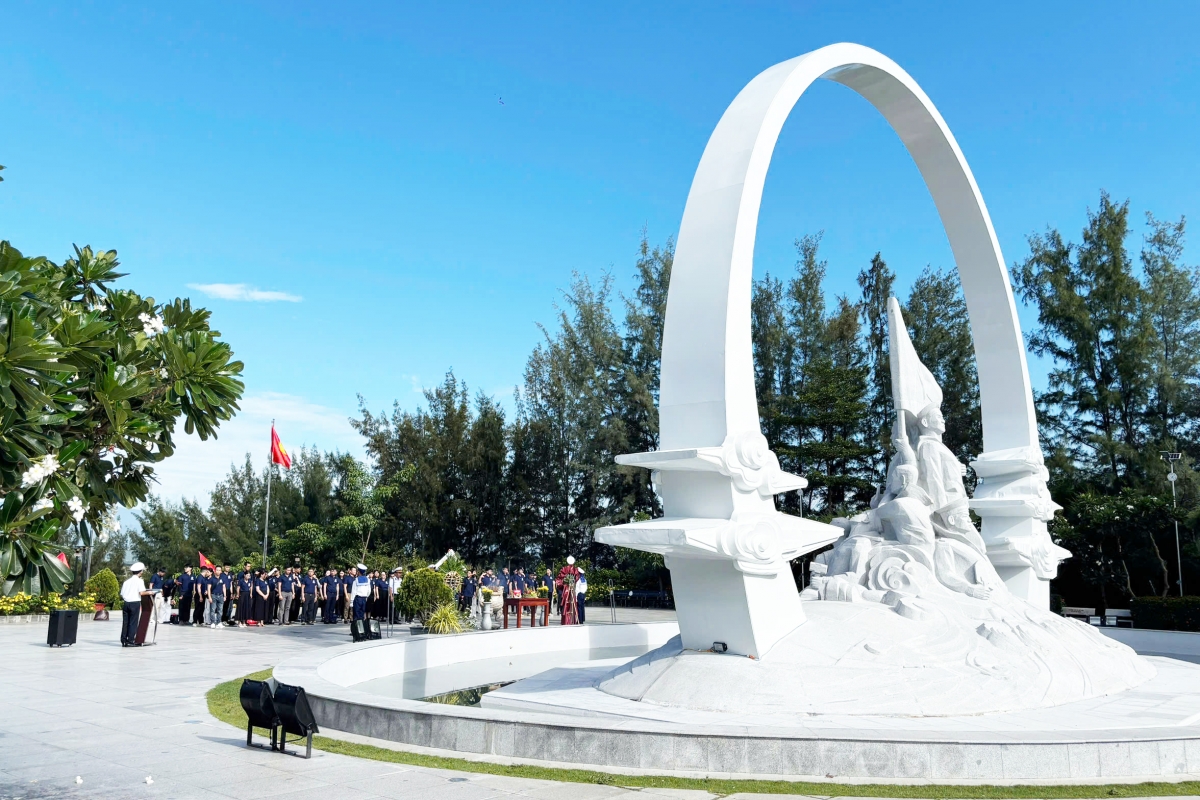 Đoàn công tác cùng cán bộ, chiến sĩ Hải quân dâng hương Đài tưởng niệm chiến sĩ Gạc Ma.