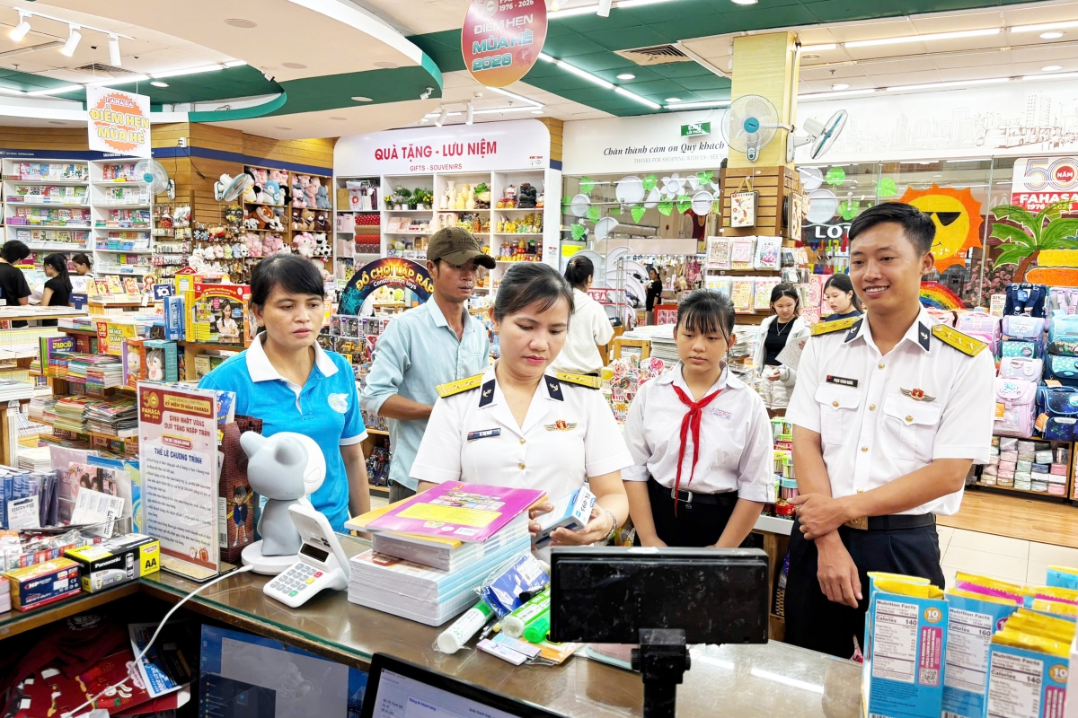 Đại diện các tổ chức quần chúng của Lữ đoàn 162 đưa cháu Vân đi mua sắm chuẩn bị bước vào năm học mới