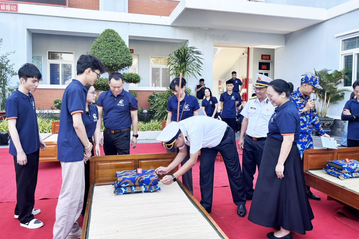 Chỉ huy Lữ đoàn cùng các giảng viên chấm điểm phần thi gấp nội vụ