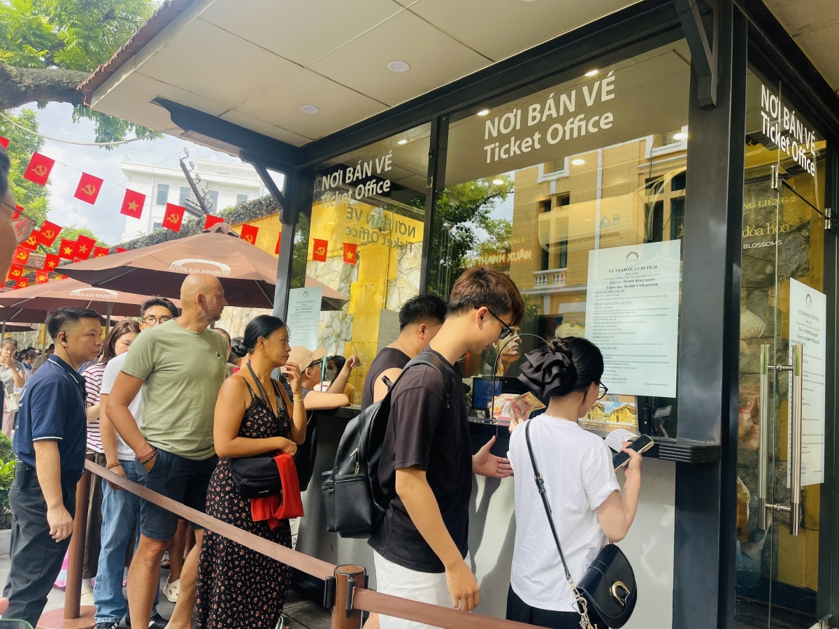 Du khách xếp hàng để mua vé vào tham quan