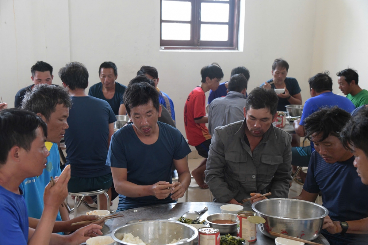 Ấm lòng ngư dân với bữa cơm trên đảo