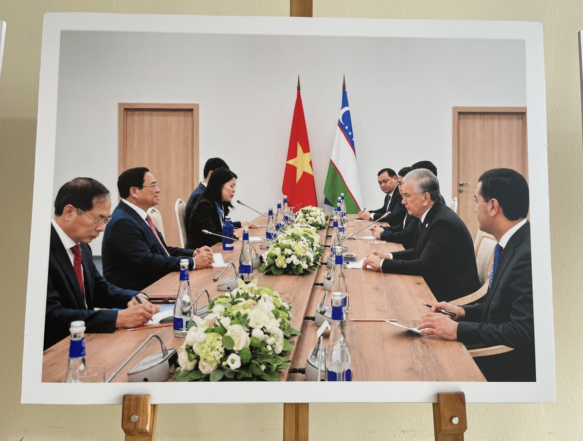Một số bức ảnh về quan hệ Việt Nam - Uzbekistan được trưng bày tại lễ kỉ niệm.