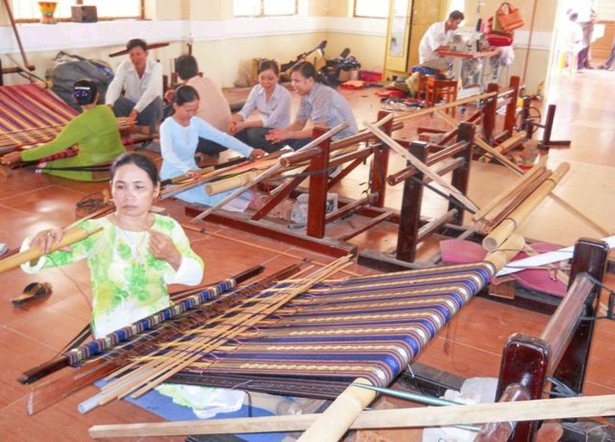 Giá trị độc đáo của thổ cẩm Mỹ Nghiệp là vẫn giữ nguyên kỹ thuật dệt thủ công từ một chiếc khung gỗ dệt.