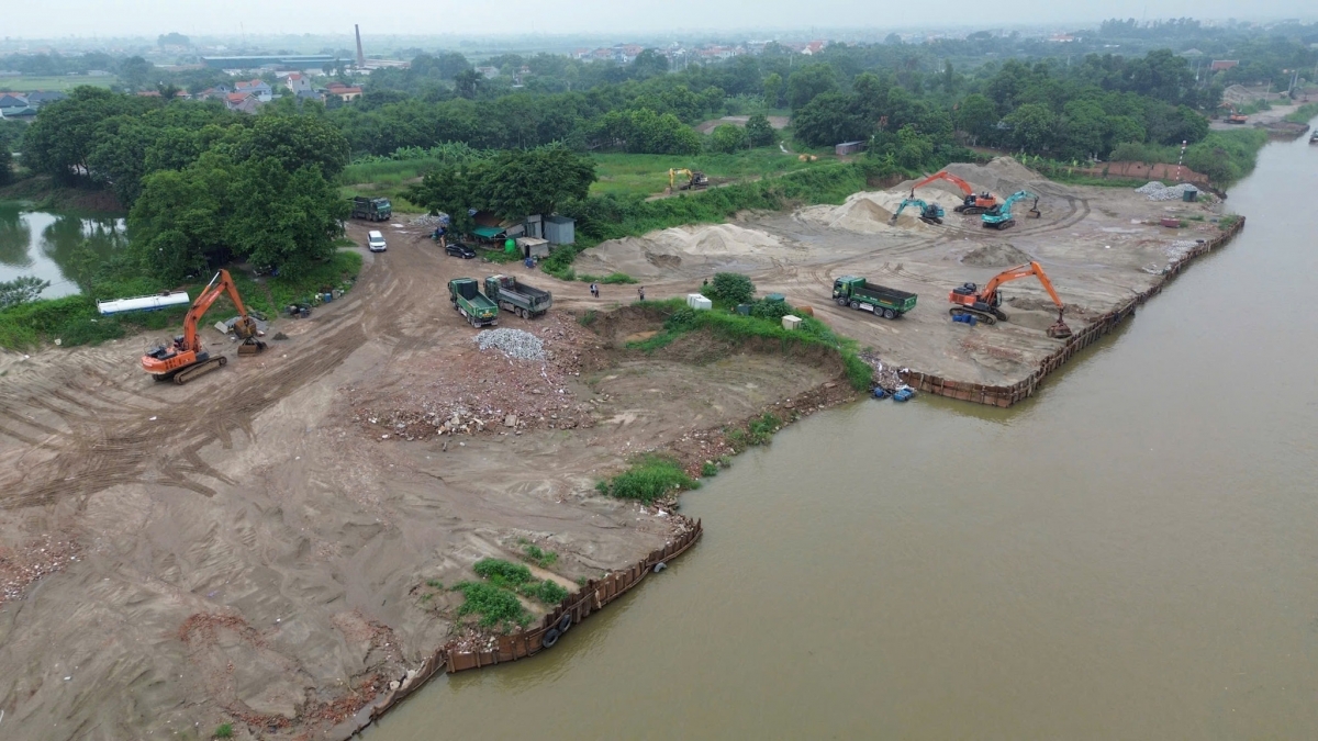 Một điểm tập kết vật liệu xây dựng dọc sông Hồng thuộc địa bàn xã Phú Xuyên đã dừng hoạt động.