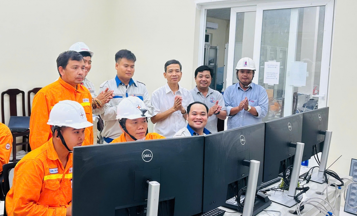 Các đơn vị liên quan chứng kiến thời khắc đóng điện dự án. Đây là công trình năng lượng cấp I, nhóm B do EVNNPT làm chủ đầu tư, SPMB thay mặt chủ đầu tư quản lý điều hành dự án, Công ty Truyền tải điện 4 tiếp nhận vận hành sau khi hoàn thành.