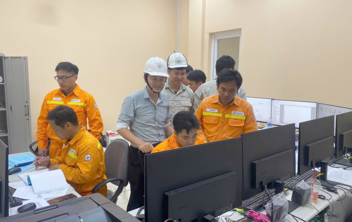 Các đơn vị liên quan chứng kiến thời khắc đóng điện dự án