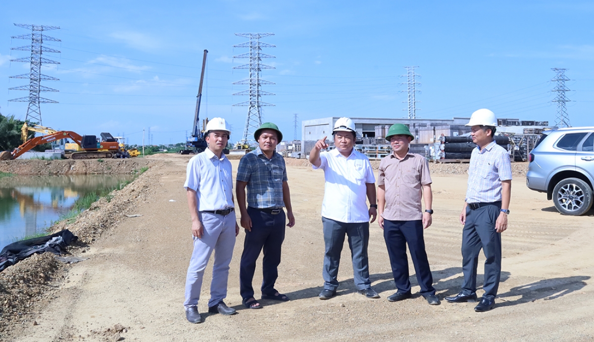 Cán bộ công nhân viên CPMB thường xuyên có mặt tại công trường để đôn đốc tiến độ thi công Dự án TBA 220kV Sầm Sơn và đường dây đấu nối 220kV Thanh Hóa – Sầm Sơn